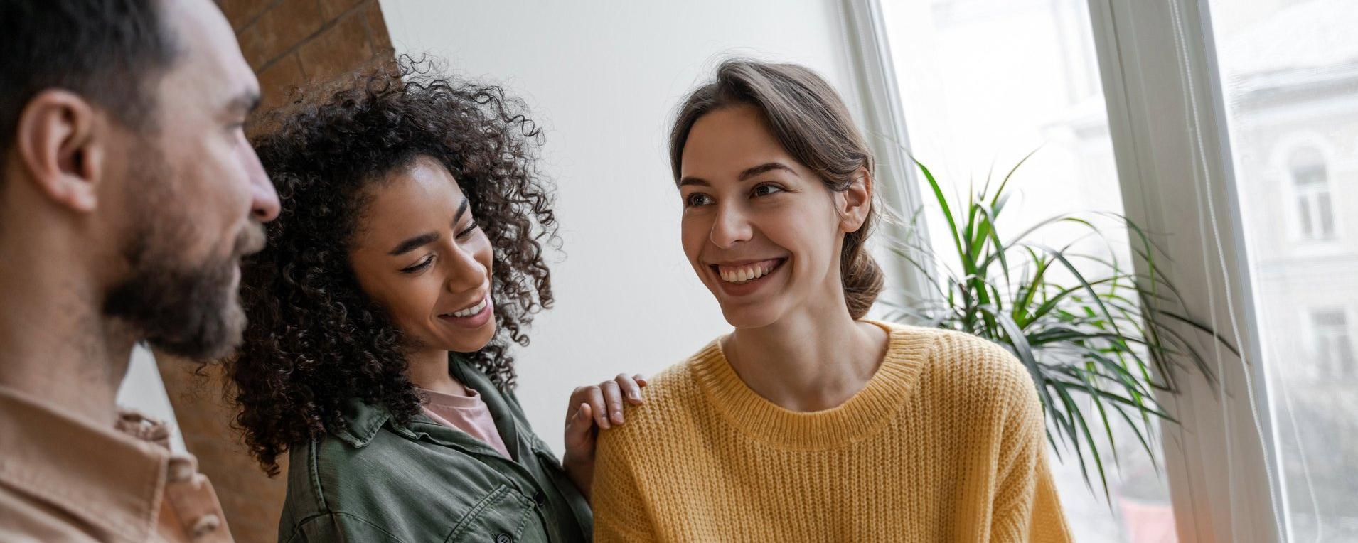 Zwei Frauen und ein Mann unterhalten sich